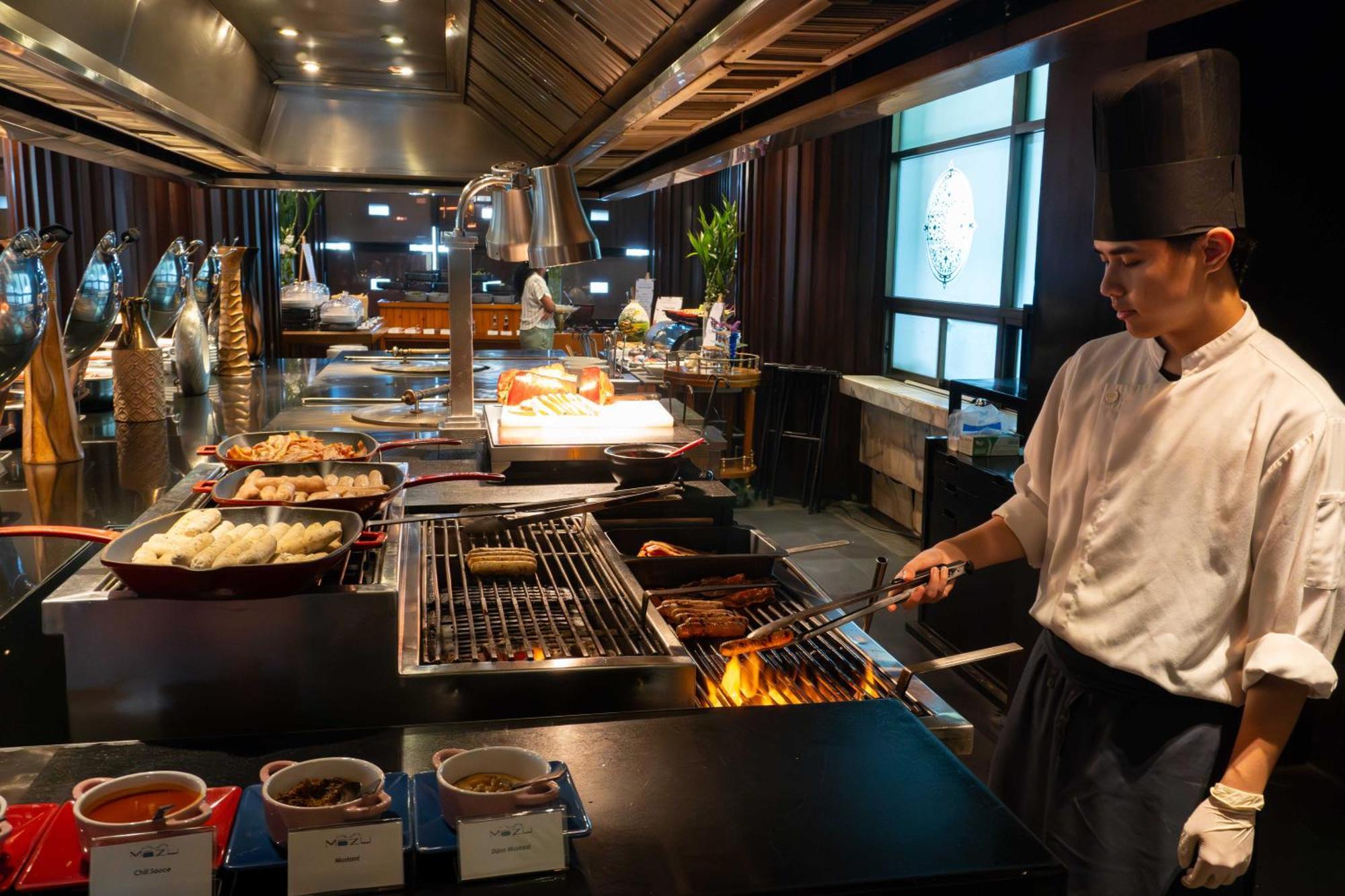Hotel Lebua At State Tower Bangkok Exterior foto A live kitchen at a hotel